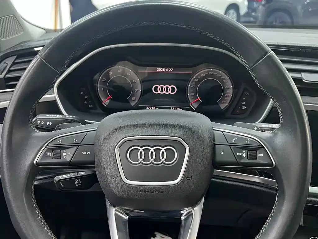 Audi Q3 — фото 10