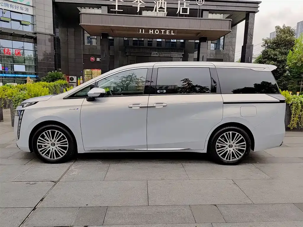 GAC Motor E8 Hybrid — фото 2