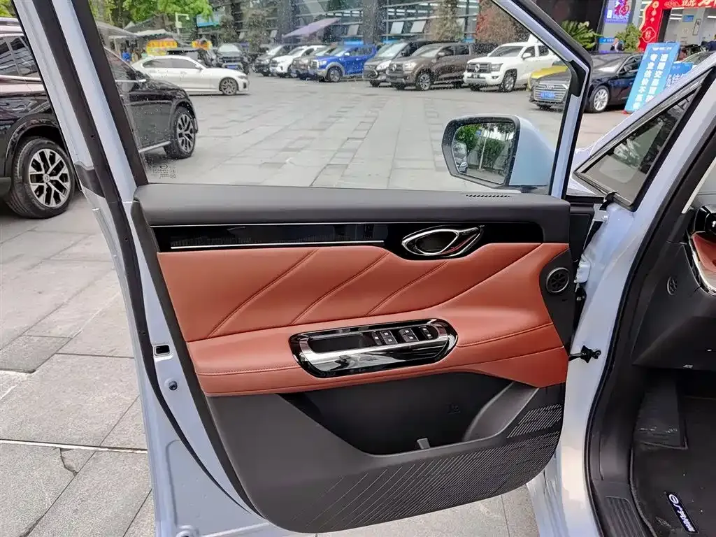 GAC Motor E8 Hybrid — фото 6
