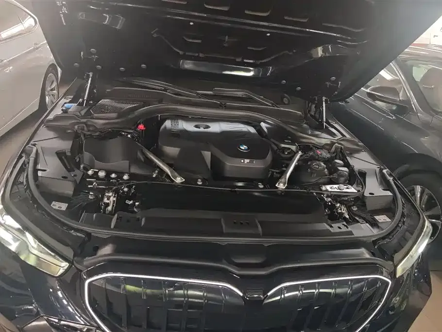 BMW 5 Series 2025 из CN, фото 9