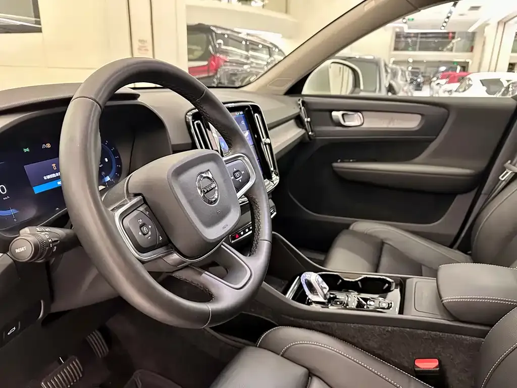 Volvo XC40 — фото 9
