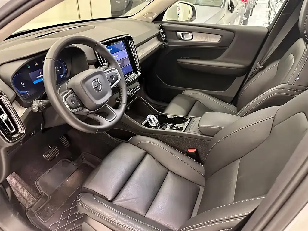Volvo XC40 — фото 10