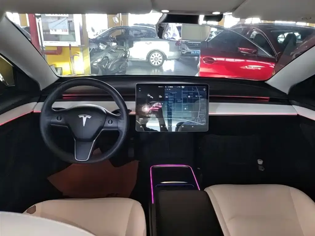 Tesla Model 3 — фото 9