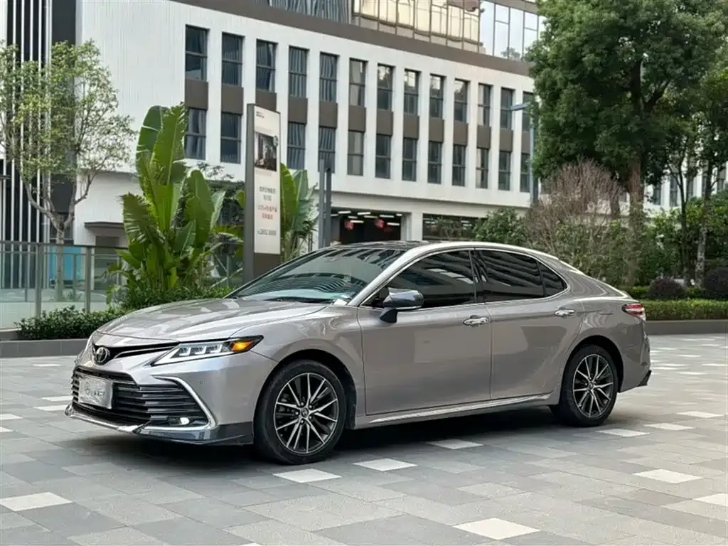 Toyota Camry — фото 1