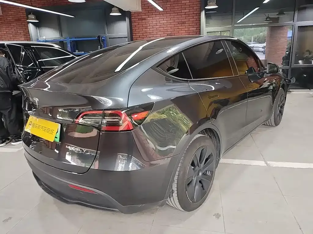 Tesla Model Y — фото 6