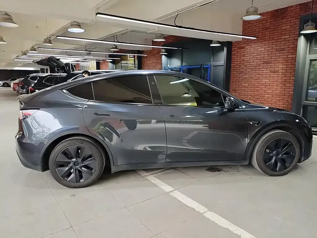 Tesla Model Y — фото 8