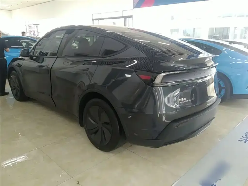 Tesla Model Y — фото 6