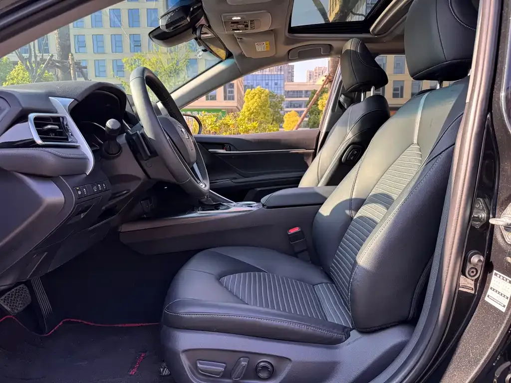 Toyota Camry 2023 из CN, фото 2