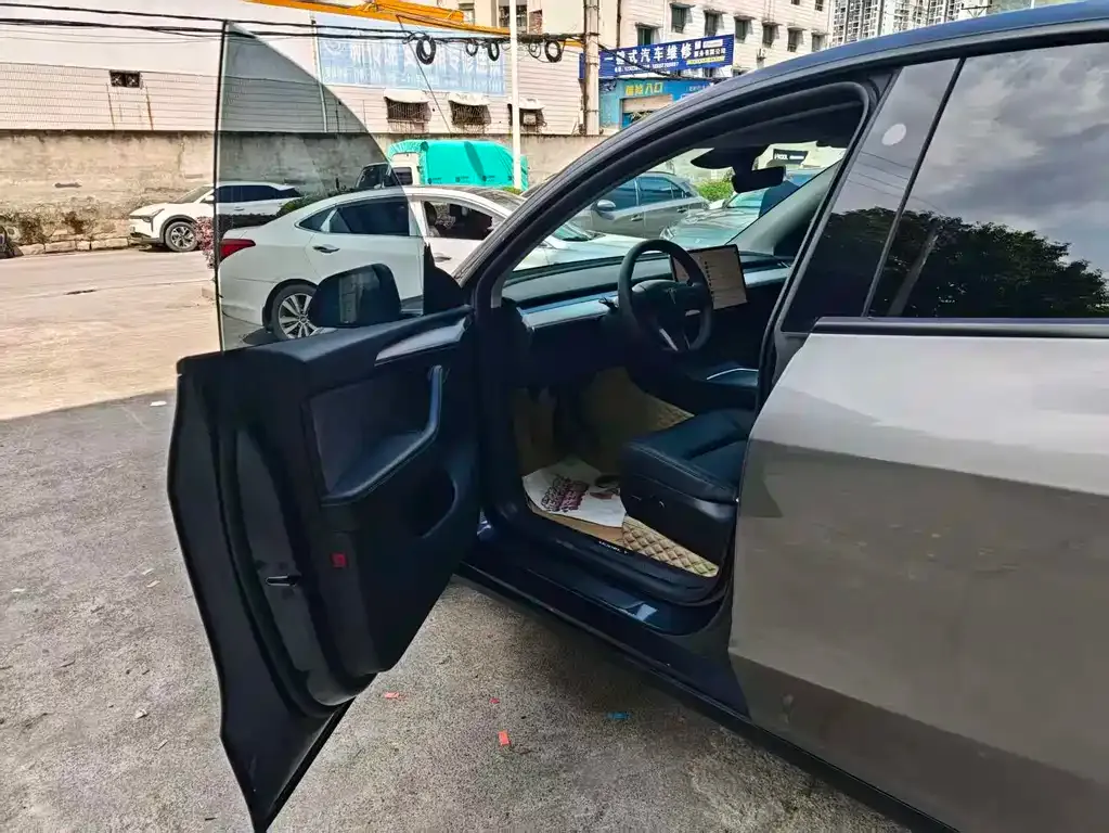 Tesla Model Y — фото 8