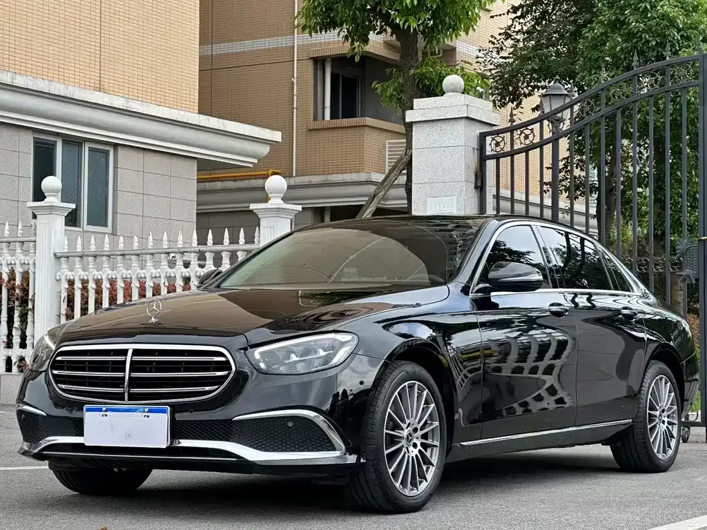 Mercedes-Benz E-Class — фото 1