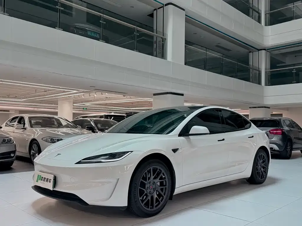 Tesla Model 3 — фото 1