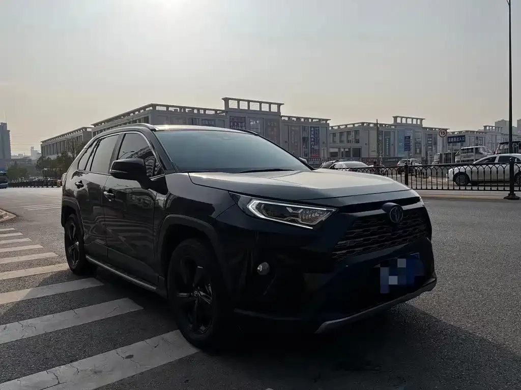 Toyota RAV4 — фото 1