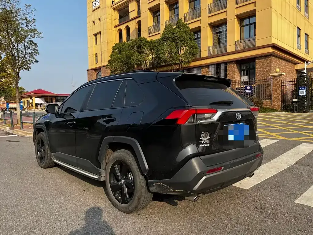 Toyota RAV4 — фото 7