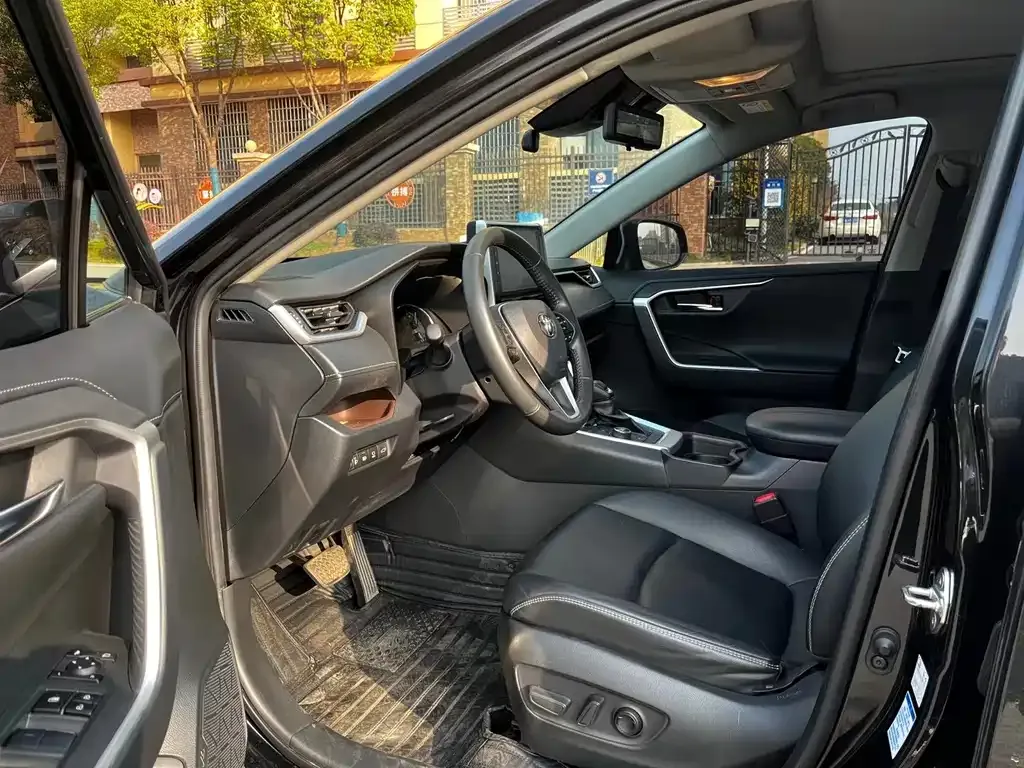 Toyota RAV4 — фото 9