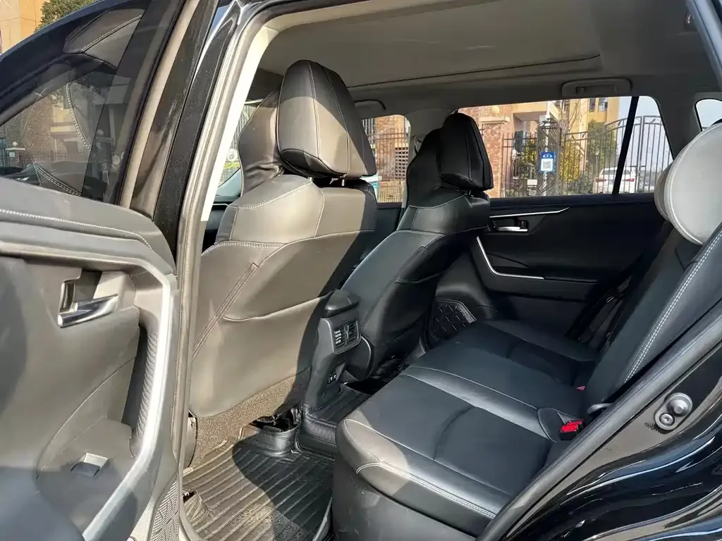 Toyota RAV4 — фото 3