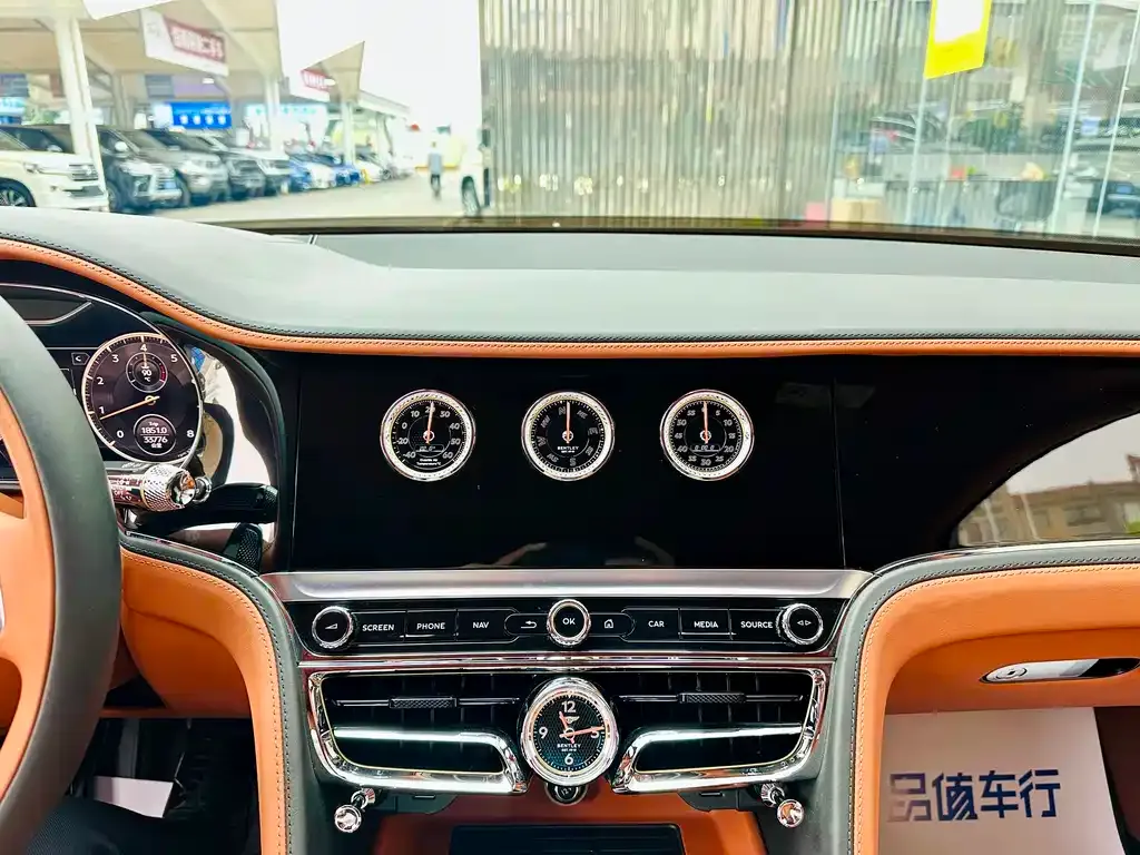 Bentley Flying Spur — фото 3