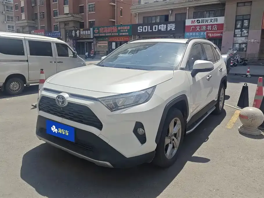 Toyota RAV4 — фото 1