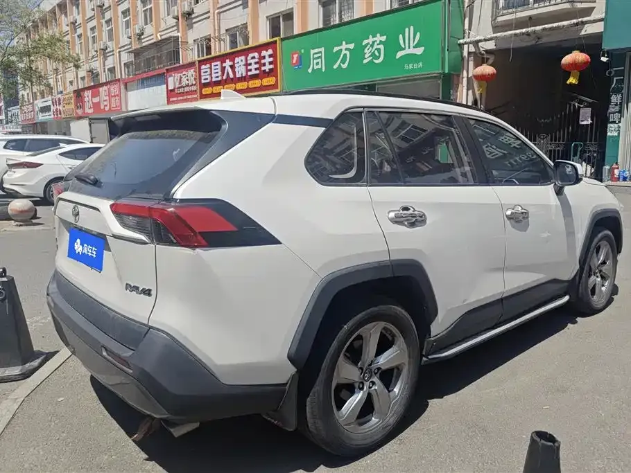 Toyota RAV4 — фото 9