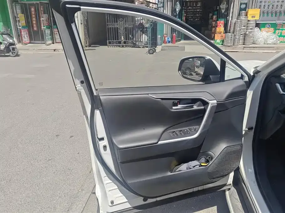Toyota RAV4 — фото 3