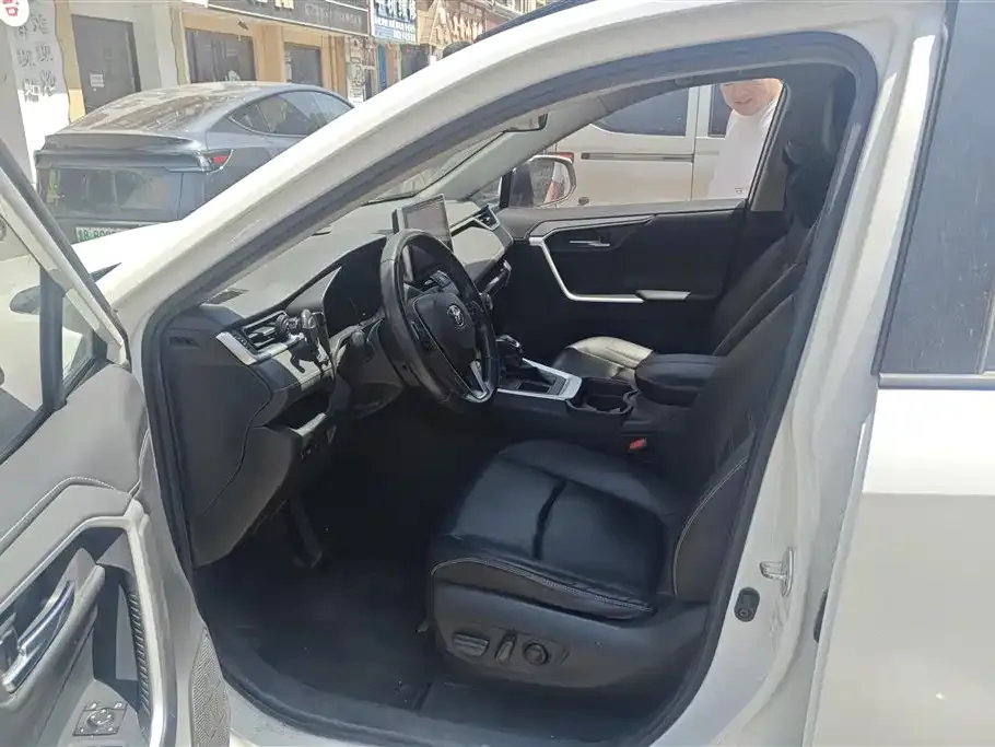 Toyota RAV4 — фото 7