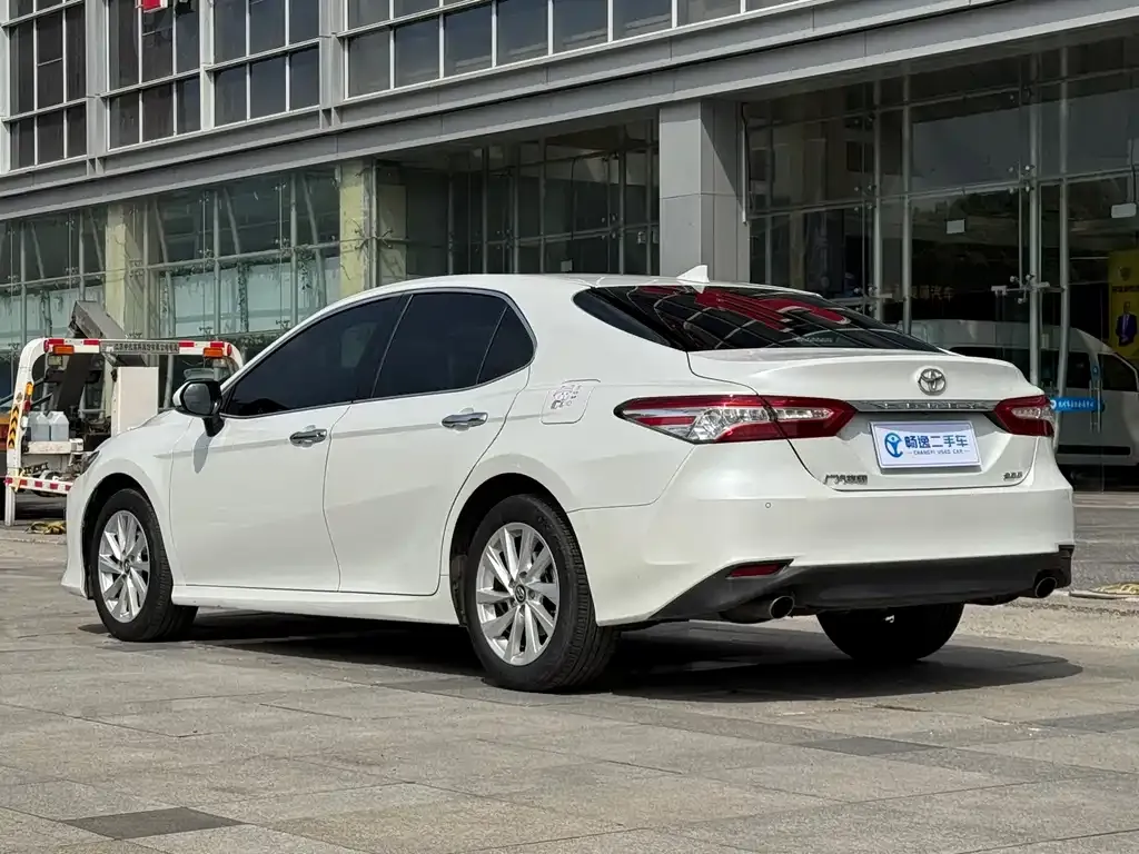 Toyota Camry — фото 3