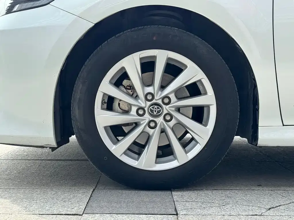 Toyota Camry — фото 5