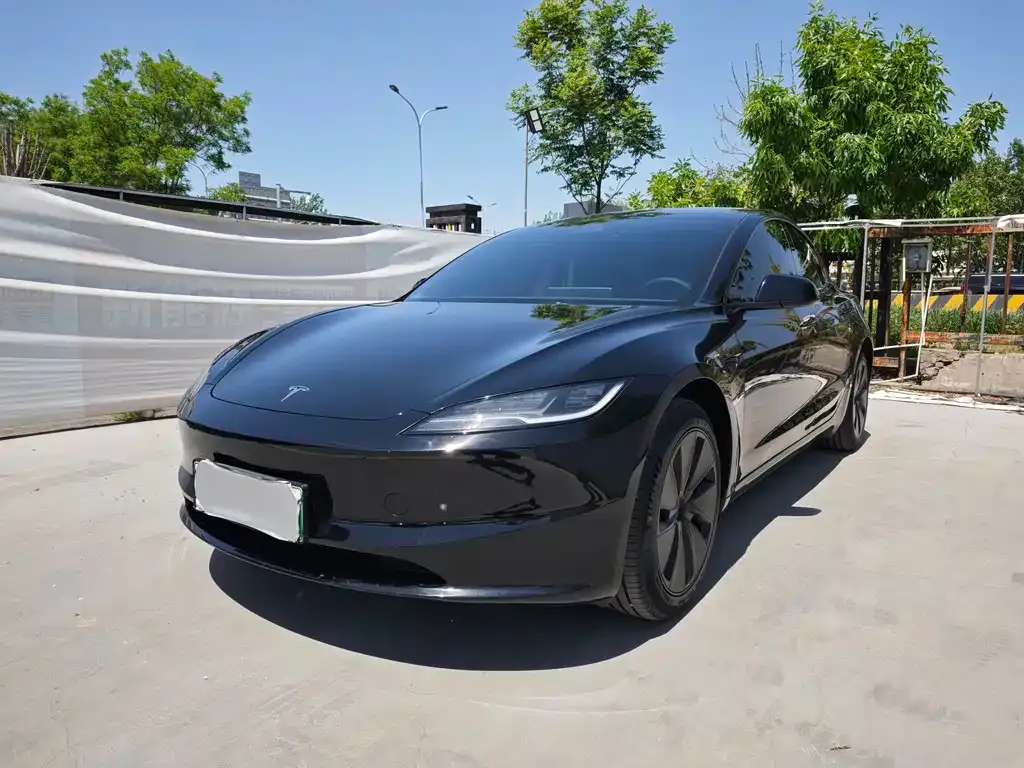 Tesla Model 3 — фото 1