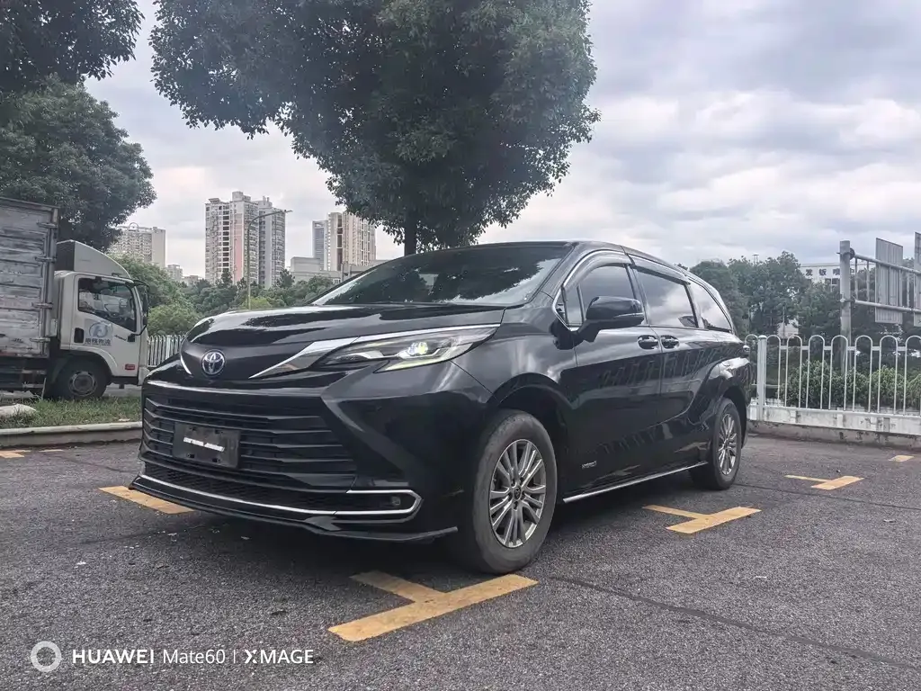 Toyota Sienna — фото 1