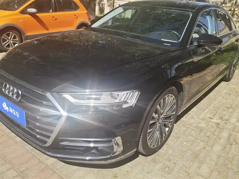 Audi A8 — фото 1