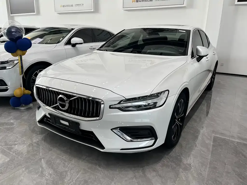 Volvo S60 — фото 1