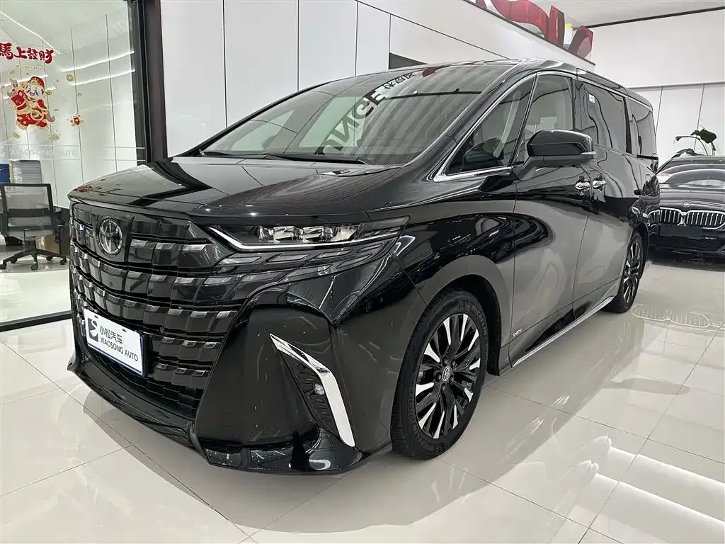 Toyota Alphard — фото 1