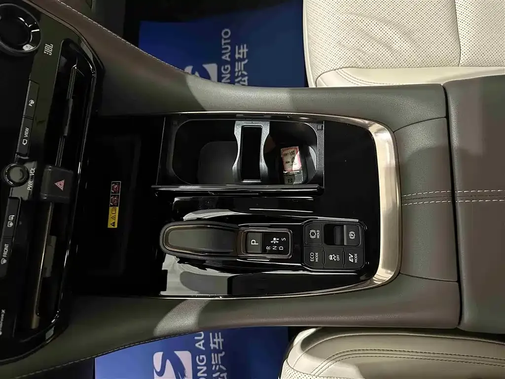 Toyota Alphard — фото 6