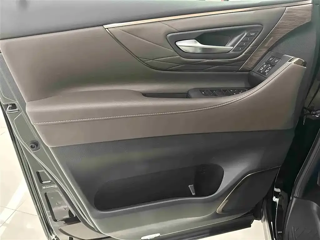 Toyota Alphard — фото 9