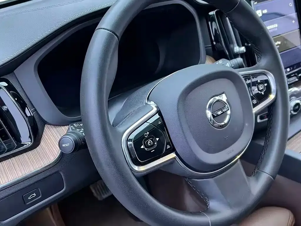 Volvo XC60 — фото 9