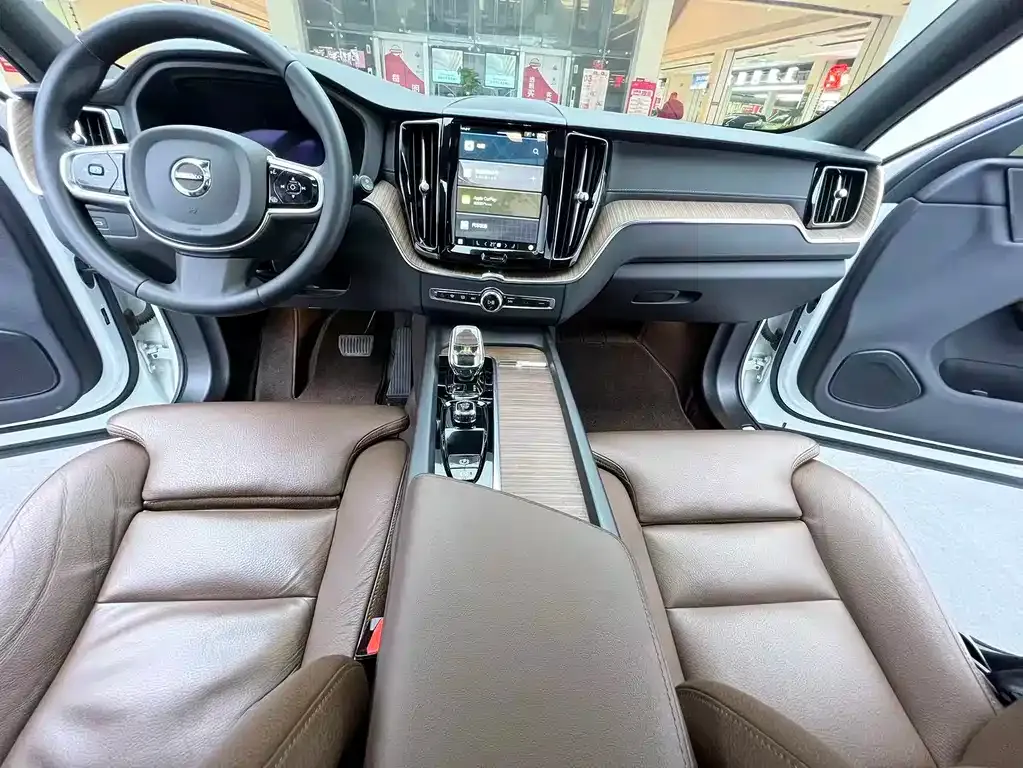 Volvo XC60 — фото 7