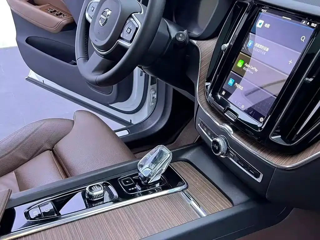 Volvo XC60 — фото 10