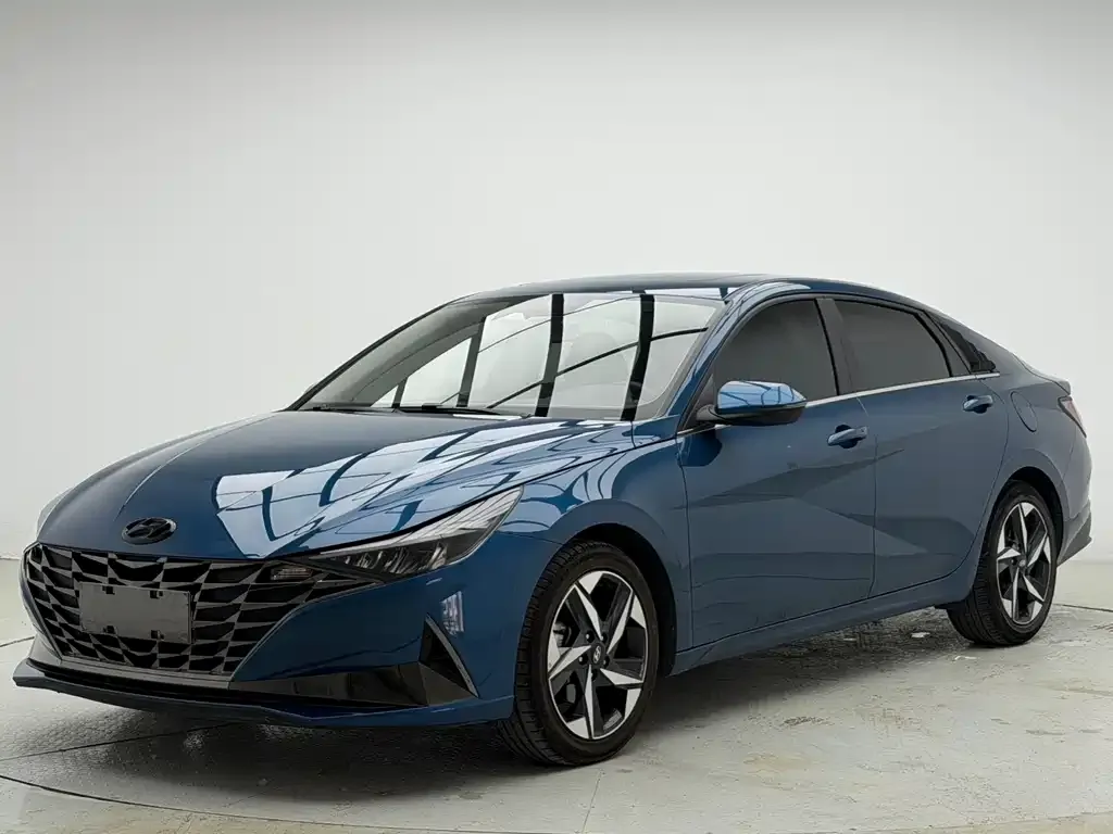 Hyundai Elantra — фото 1