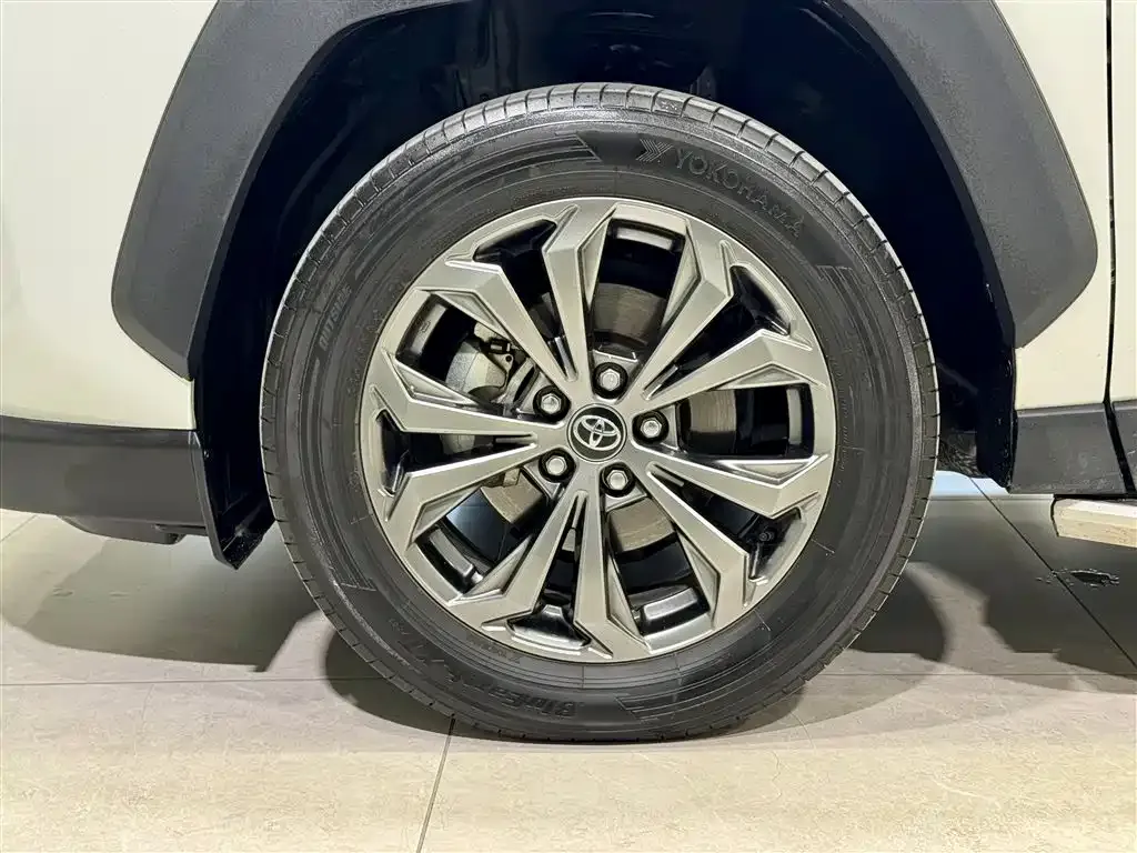 Toyota RAV4 — фото 7