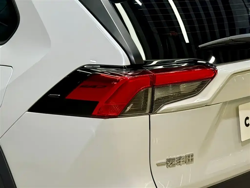 Toyota RAV4 — фото 2