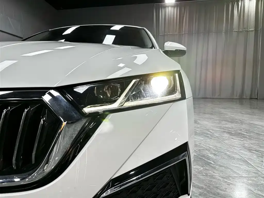 Skoda Octavia — фото 2