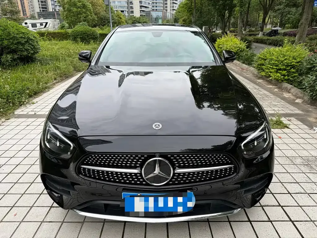 Mercedes-Benz E-Class — фото 1