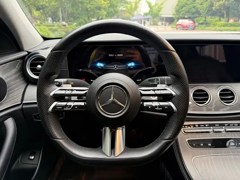 Mercedes-Benz E-Class — фото 2