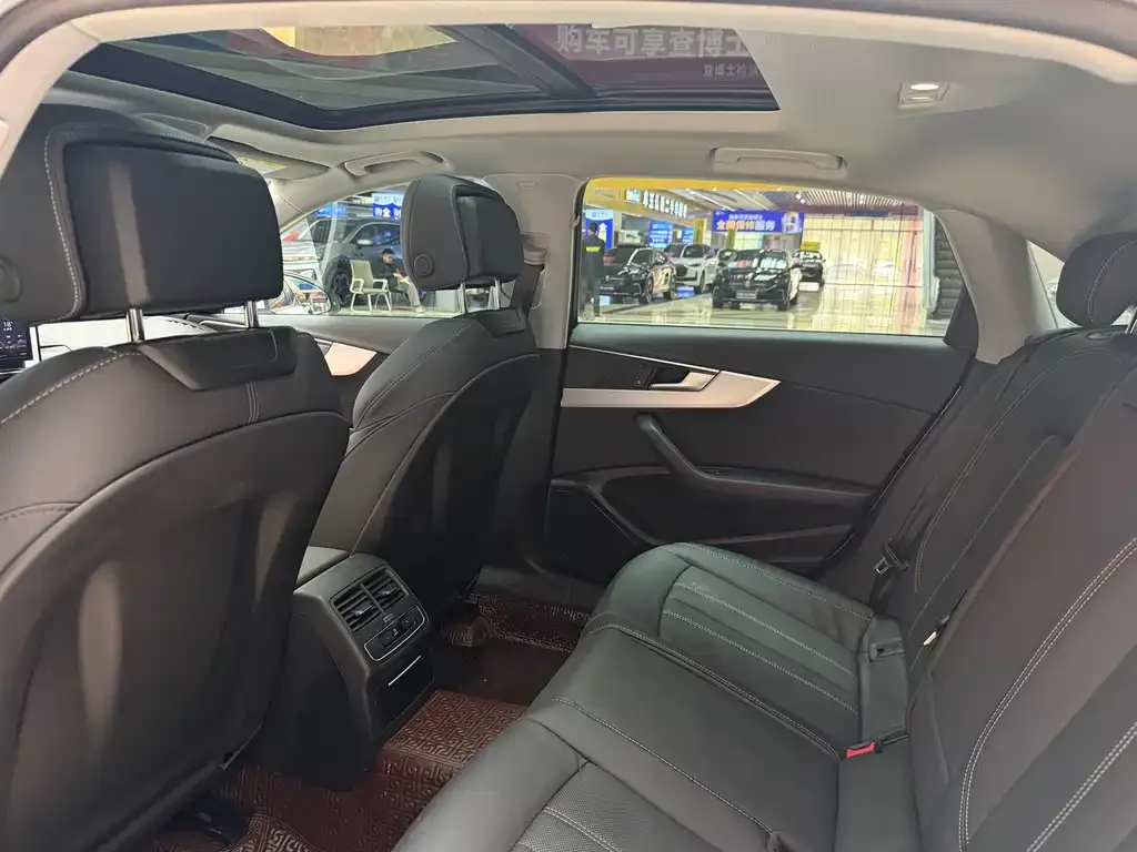Audi A4L 2021 из CN, фото 2