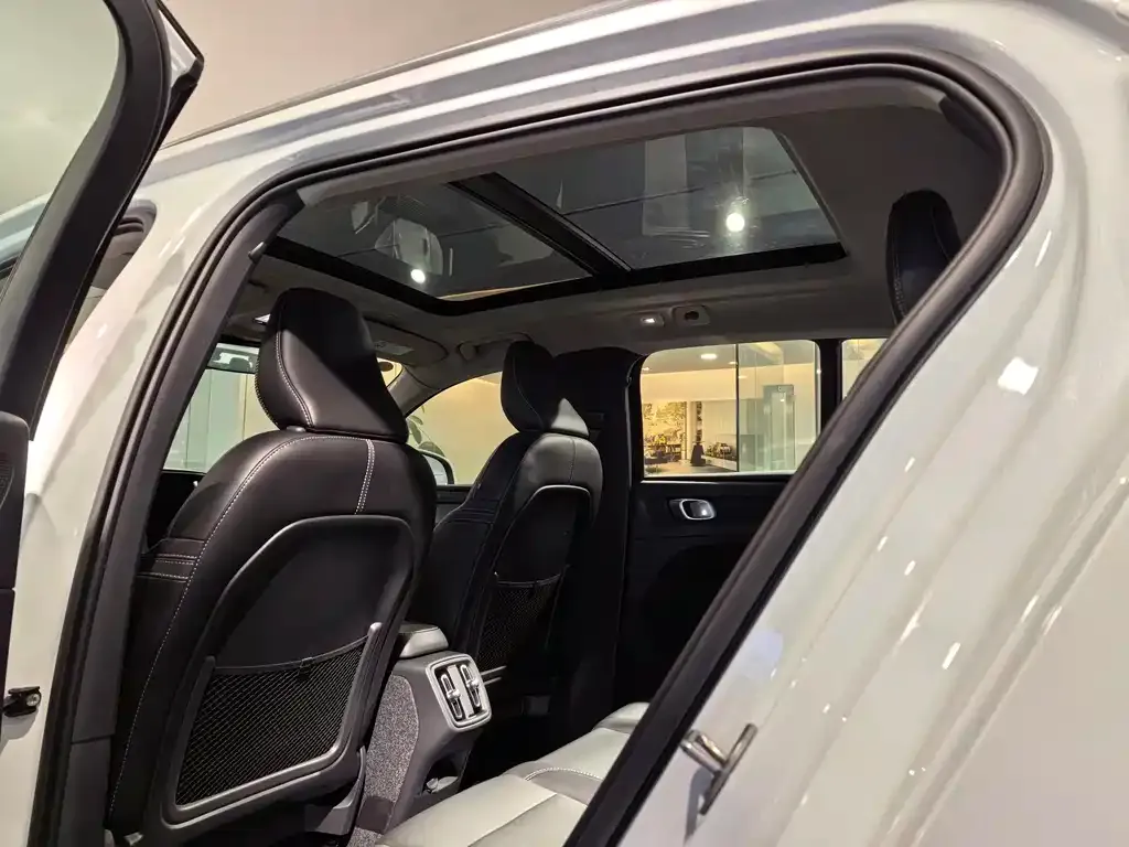 Volvo XC40 — фото 2