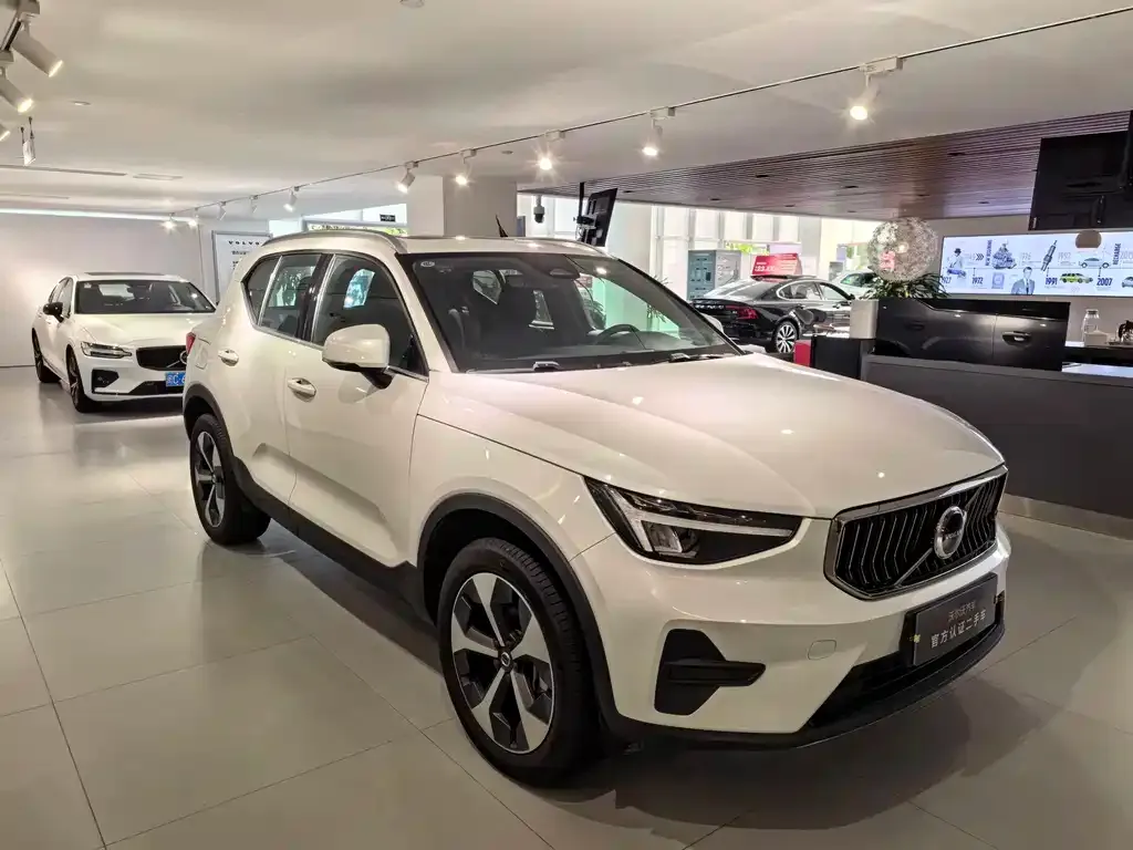 Volvo XC40 — фото 7