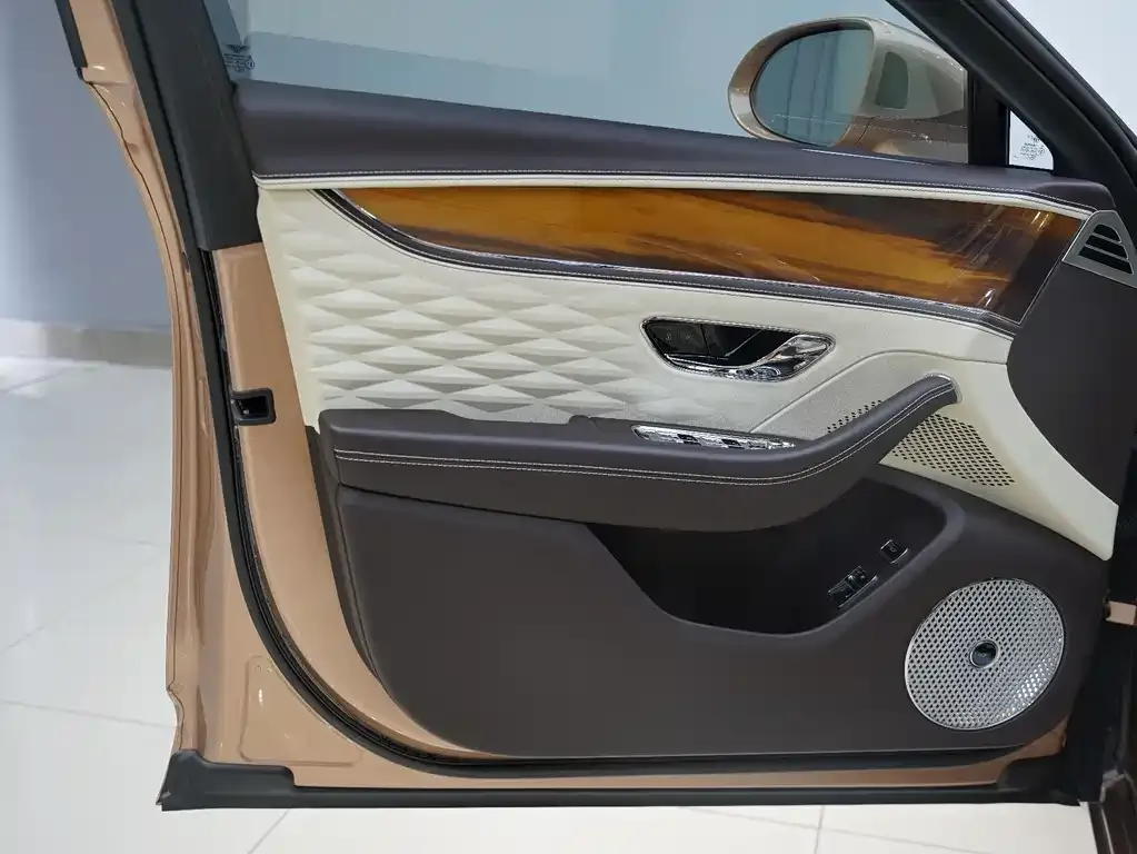 Bentley Flying Spur — фото 3
