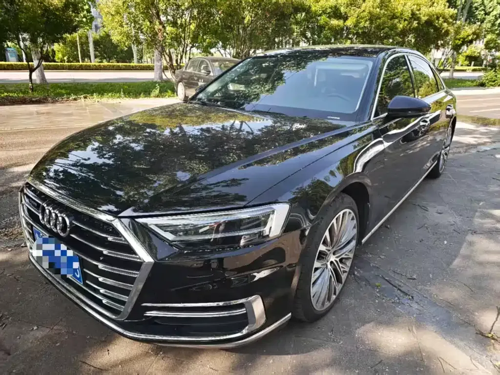 Audi A8 — фото 1