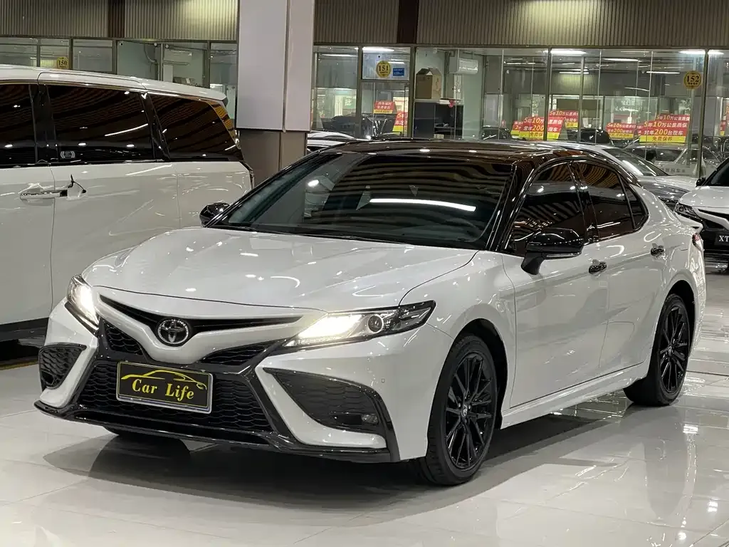 Toyota Camry — фото 1