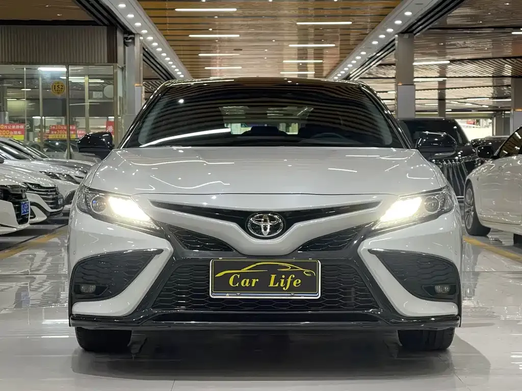 Toyota Camry — фото 6