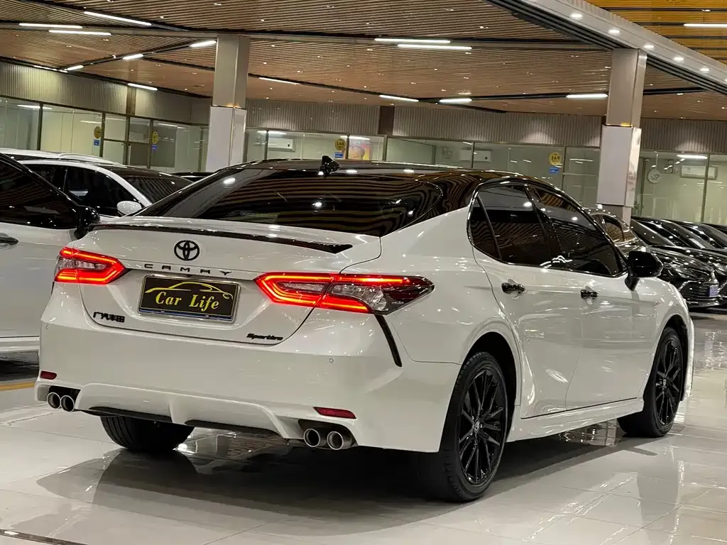 Toyota Camry — фото 8
